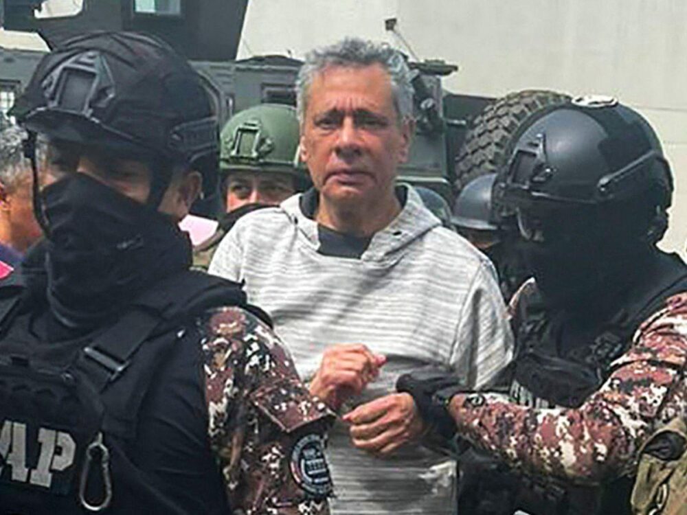 Exvicepresidente de Ecuador en huelga de hambre tras ser sacado de la embajada de México