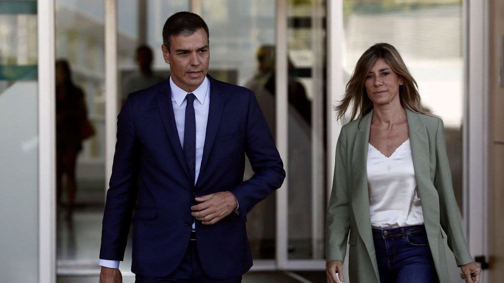 Presidente de España analiza dejar el poder tras vinculación de su esposa en actos de corrupción