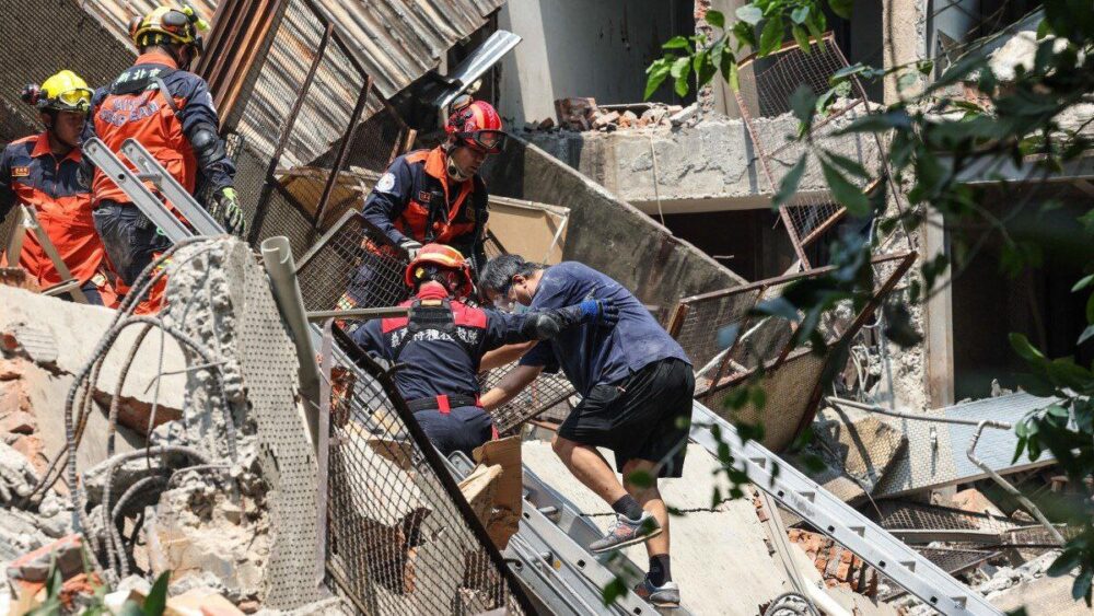 Taiwán busca a decenas de personas atrapadas mientras el tiempo pasa rápidamente