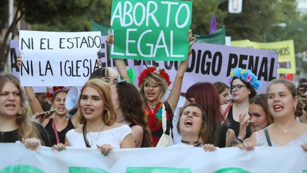 España avala que las jóvenes de 16 y 17 años puedan abortar sin consentimiento paterno