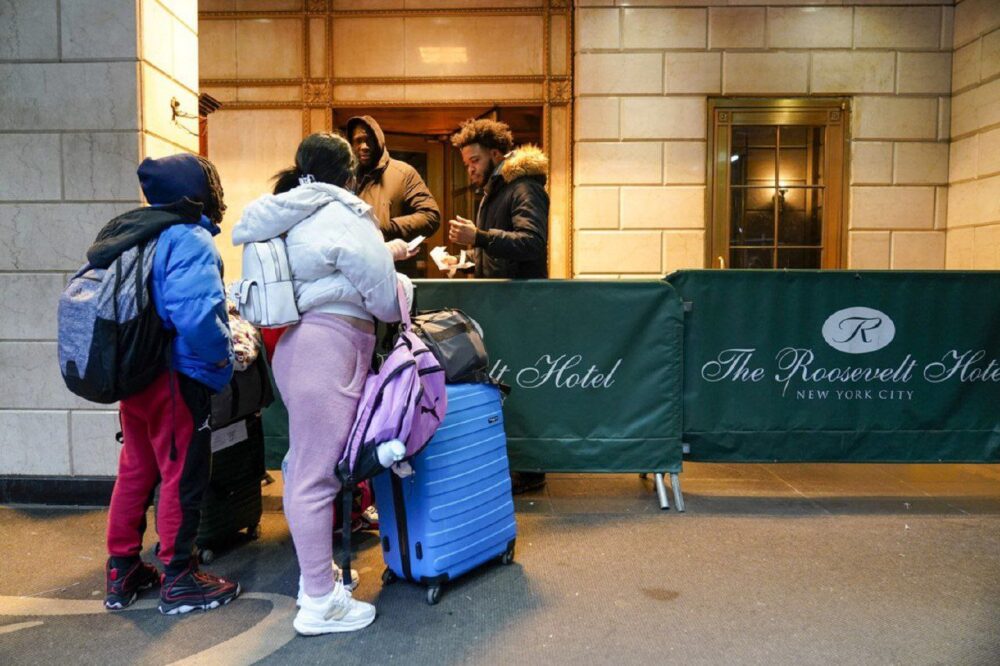 Nueva York está ofreciendo 4 mil dólares a migrantes para dejar los refugios