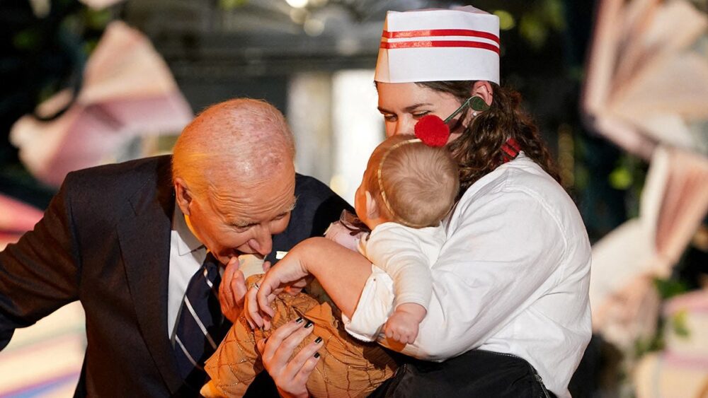 Biden muerde y da besos a bebés durante la celebración de Halloween 