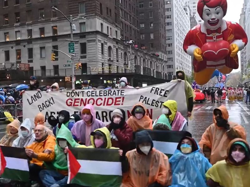 Manifestantes propalestinos irrumpen en el desfile de Acción de Gracias de Macy's