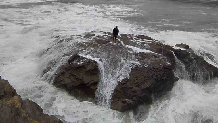 Hombre deberá pagar 2,000 dólares por su rescate luego de quedar atrapado en unas rocas