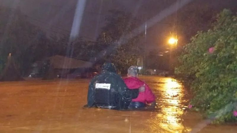 Tormenta Sara se aleja de Honduras para ingresar a Belice