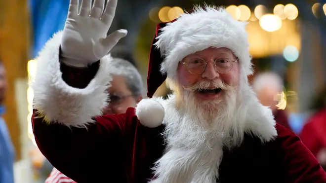 Padres que les dicen a sus hijos que existe Santa Claus gastan más en regalos en comparación con los que no