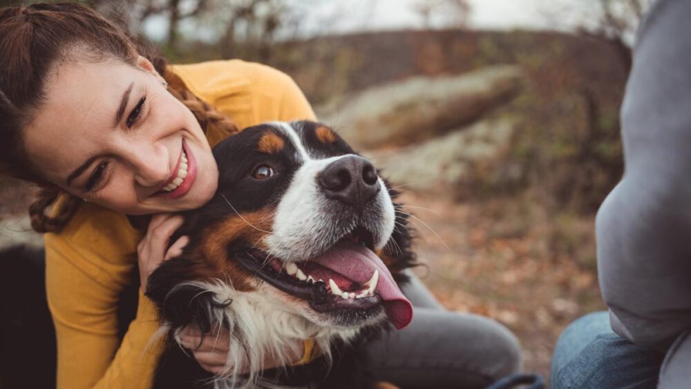 mujer perro estudio