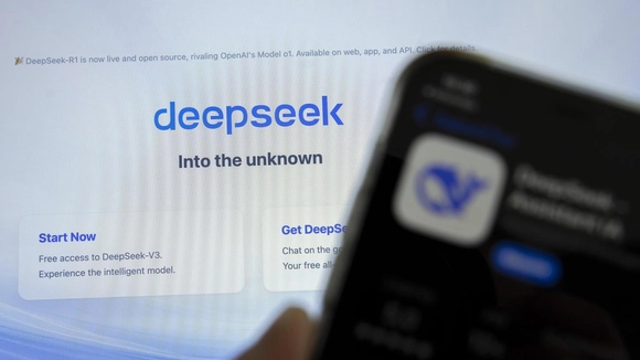 Según se indicó, el temor de EEUU no solo estaría relacionado con la recopilación de datos, sino con la eficiencia de DeepSeek, el cual es mucho más avanzado que el chatbot estadounidense. DeepSeek y Trump