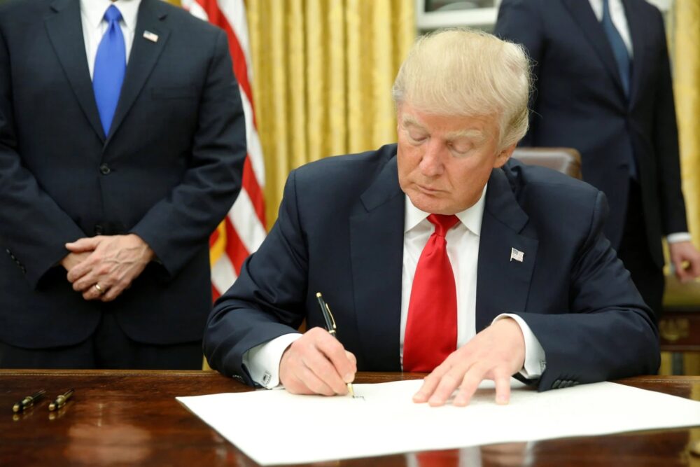 Trump firmando