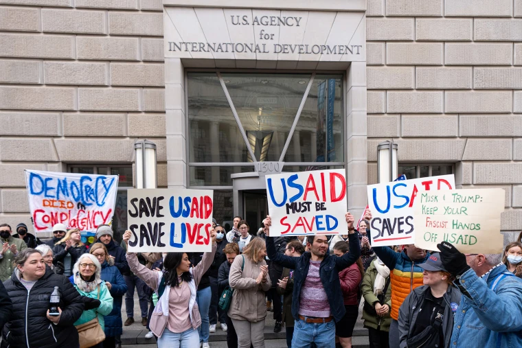 miles de personas que trabajan en la USAID 