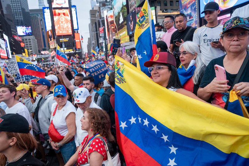 Un grupo de venezolanos demanda a Trump