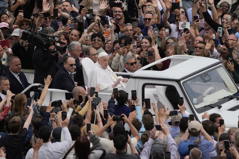 "Francisco pidió que el vehículo se utilice para ayudar a los niños heridos y desnutridos en la Franja de Gaza", se destacó sobre uno de los deseos del pontífice, conocido en el mundo como el papa de la misericordia.