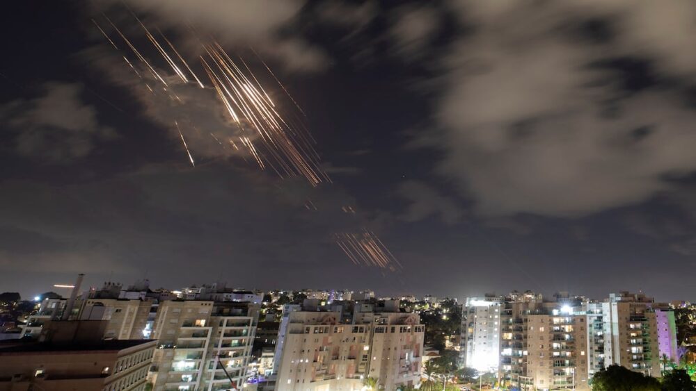 irán bombardea Israel