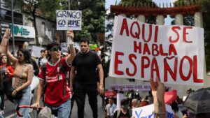 Mexicanos  dicen «fuera gringos», exigiendo al gobierno sacar a los extranjeros del país 