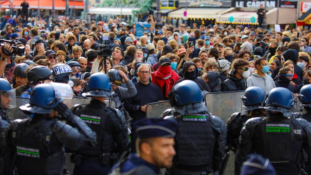 Franceses exigen la renuncia de Macron en una protesta masiva
