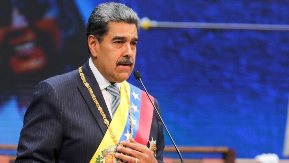 Nicolás Maduro suscribe decreto de conmoción externa que le da poderes "absolutos" 