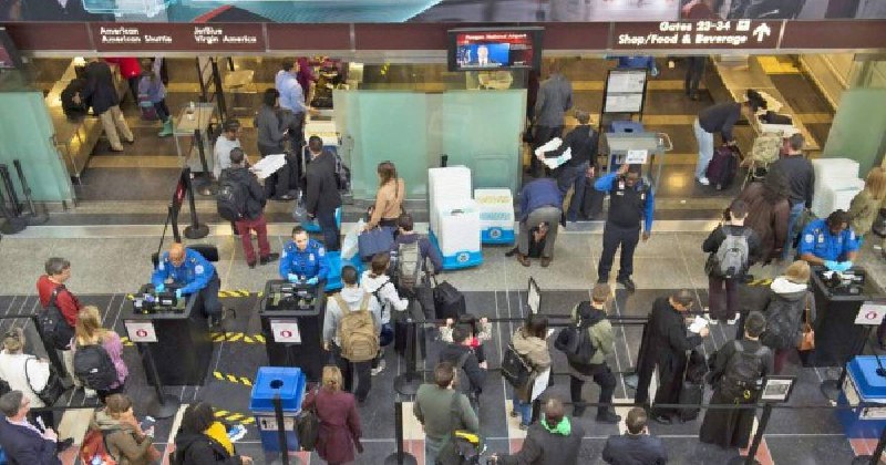 Trump busca reducir el tráfico en 40 aeropuertos de EEUU si continúa el cierre de gobierno 