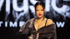 Mujer detenida tras disparar contra la casa de Rihanna en California