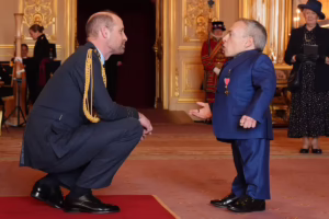 Warwick Davis recibe la Orden del Imperio Británico en ceremonia en Windsor